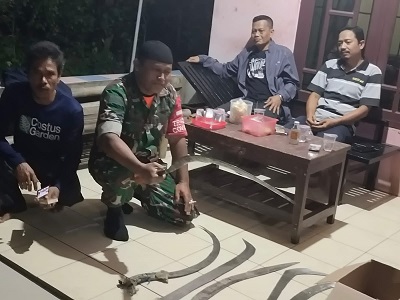 Babinsa Dan Warga Puspasari Gagalkan Tawuran Antar Pelajar