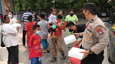 Polsek Lubuk Baja Bagikan Paket Makanan Untuk Masyarakat