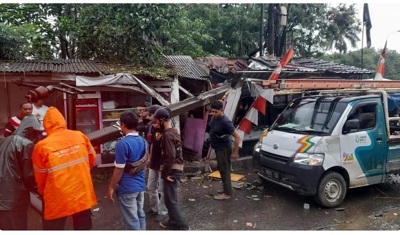 Angin Puting Beliung Ngamuk di Bogor, Sebabkan Tiang Listrik dan Pohon Tumbang Beritaparlemen.com – Angin puting beliung ngamuk dan menerjang beberapa wilayah di Kabupaten Bogor, pada pukul 13.00 WIB, pada Sabtu (05/03/2022). Akibat peristiwa tersebut setidaknya sebabkan 5 kejadian secara bersamaan di lokasi berbeda. Bahkan angin puting beliung tersebut, membuat tiang penyangga milik Perusahaan Listrik Negara (PLN) di Kampung Jembatan II, RT 04/07, Kelurahan Karang Asem Barat, Kecamatan Citeureup, Kabupaten Bogor pun roboh lantaran tak kuat menahan beban akibat tertimpa pepohonan. Saat dikonfirmasi, Ketua RT 04, Oman mengatakan, robohnya tiang tersebut saat terjadi terjangan angin kencang yang datang dari arah utara. “Pas ada angin kenceng, satu pohon tumbang terus nimpa kabel, mungkin karena gak kuat nahan beban akhirnya tiang beton milik PLN tersebut roboh,” tuturnya. Robohnya tiang penyangga milik PLN tersebut, lanjut Oman, menimpa beberapa bangunan semi permanen yang berada tepat di bawah tiang penyangga. “Salah satunya ada warung kelontongan milik bu Eha yang ketimpa, tapi alhamdulillah beliau gapapa, hanya saja kondisinya saat ini masih shock,” lanjutnya. Di lokasi yang sama, Staf Kedaruratan dan Logistik (Ratik) pada Badan Penanggulangan Bencana Daerah (BPBD) Kabupaten Bogor, Jalaludin akibat angin puting beliung tersebut menyebabkan sedikitnya lima Kecamatan di Kabupaten Bogor terdampak dengan keluhan yang berbeda. “Titiknya di Kecamatan Citeureup ada tiang penyangga yang roboh, di Cibinong dan Rumpin mengalami pohon roboh membentang di jalan, lalu di Kecamatan Gunung Putri dan parung merebohkan dinding rumah milik warga,” ungkapnya. BPBD yang mengambil langkah cepat untuk melakukan penanganan pertama pun turut menghimbau masyarakat terus berwaspada. “Kita selalu melakukan patroli pasca angin kencang, begitu pula kami menghimbau masyarakat agar terus waspada mengingat cuaca khususnya di Kabupaten Bogor ini tidak menentu,” pungkasnya.(prp)