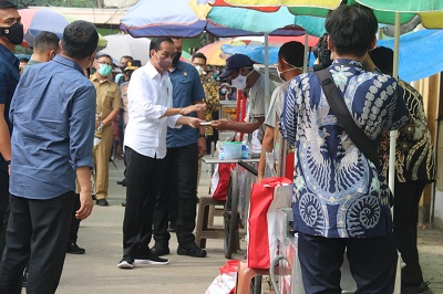 Plt. Bupati Bogor Dampingi Presiden Jokowi, Bagikan Bansos dan Tinjau Harga Minyak Goreng di Pasar Cibinong 