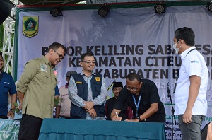 Jelang HUT RI, Plt. Bupati Bogor Gelar Aksi Gerakan Pembagian 10 Juta Bendera