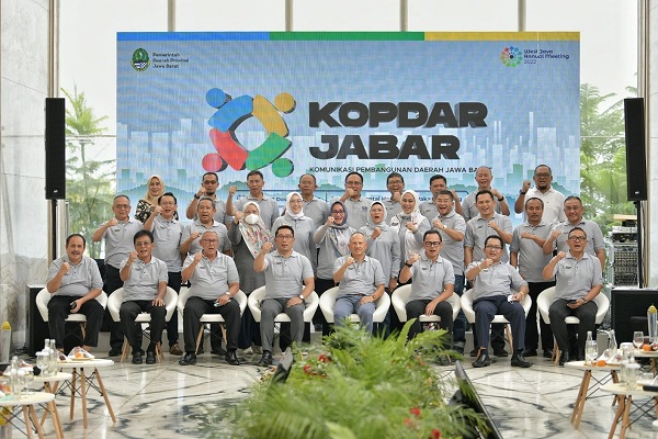 Plt. Bupati Bogor Terima Penghargaan Inovasi Pendanaan Pembangunan Kompetitif Dari Gubernur Jabar