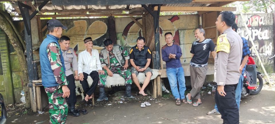 Sinergitas TNI- Polri , Bhabinkamtibmas Polsek Caringin Polres Bogor Polda Jabar Bersama Babinsa Sambang Warga 