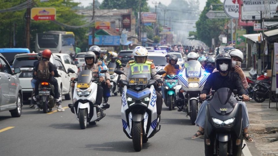 Berlakukan One Way , Kapolres Bogor Turun Langsung Lakukan Pendorongan Arus Kendaraan