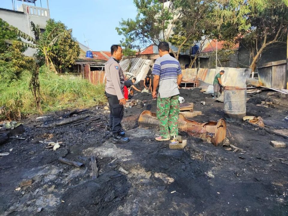 Polsek Cibinong Gelar Lakukan Olah TKP kebakaran Lapak Ban Bekas