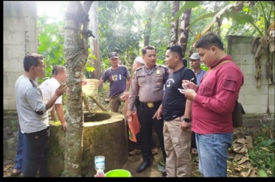 Polsek Jonggol Polres Bogor Evakuasi Jasad Lansia Terjatuh Ke Dalam Sumur