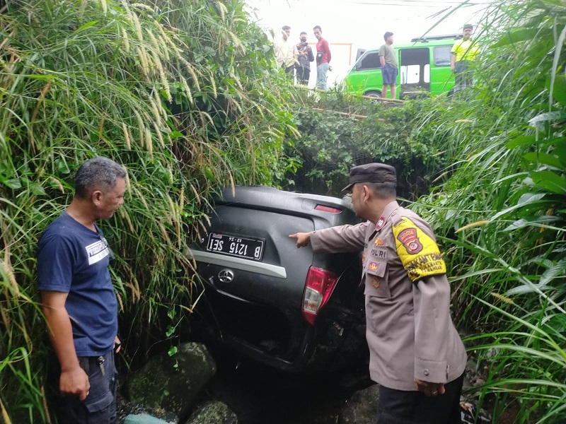 Polsek Tamansari Polres Bogor Gelar Olah TKP Mobil Terguling Ke Selokan