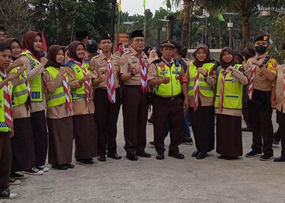 M. Nurhasan Ketua Sako Ma'arif NU Depok Terima Lencana Pancawarsa III Pramuka Jabar