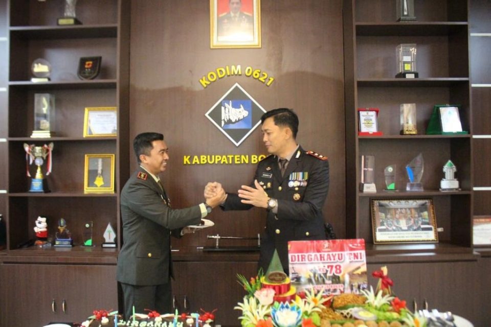 Kapolres Bogor dan Jajarannya Berikan Kejutan Ke Kodim 0621 di HUT TNI ke-78