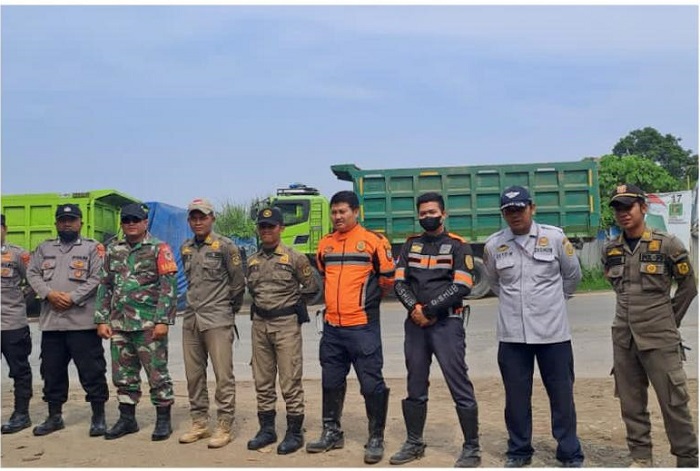 Polsek Parung Panjang Lakukan Penjagaan, Cegah Truk Tambang Melintas Diluar Jam Operasinal