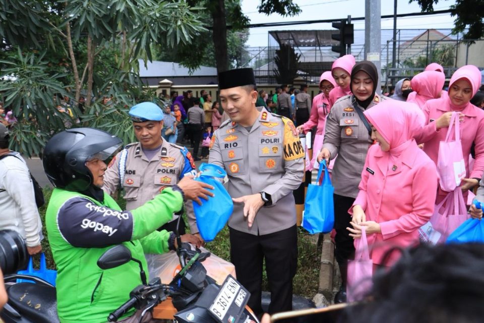 Kapolres, Bersama Bhayangkari dan Personil Jajaran Polres Bogor Bagi-Bagi Takjil Gratis 