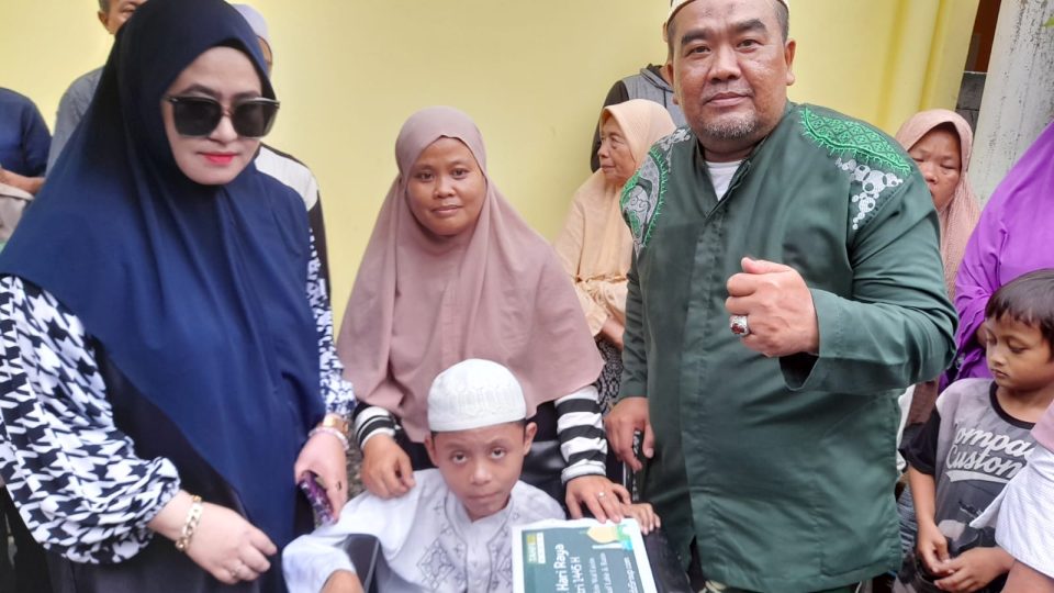 Pimpinan Tahfidz Group Pusat Berbagi Bingkisan Lebaran Untuk Yatim dan Dhuafa di Ciomas