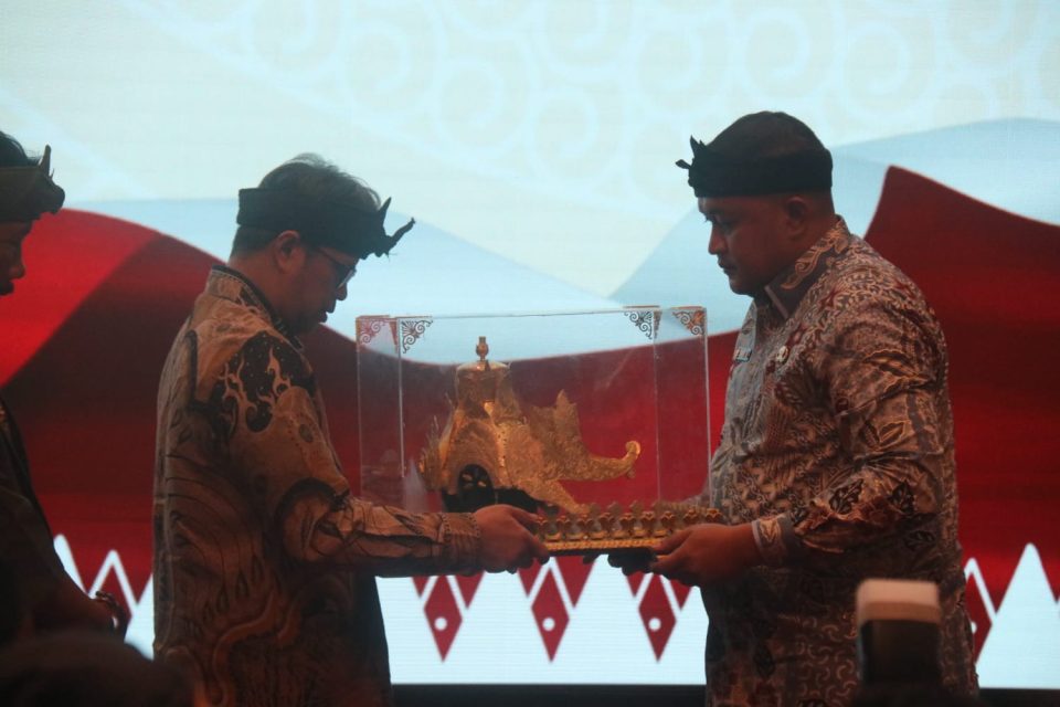 Bupati Bogor Lepas Kirab Mahkota Binokasih, Simbol Persatuan dan Warisan Budaya Sunda