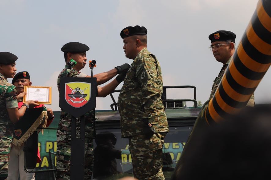 Bupati Bogor Rudy Susmanto Terima Brevet Kehormatan Dari Komandan Pusat Kesenjataan Kavaleri (Danpussenkav) TNI Angkatan Darat