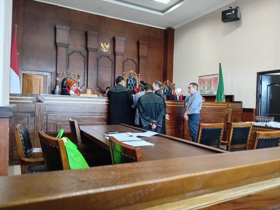Perkara Pemalsuan, Keterangan Saksi Berbeda Dengan Bukti