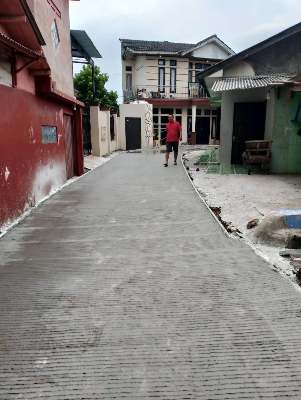 Betonisasi Jalan Lingkungan di RT 004 RW 004 Kelurahan Ciriung