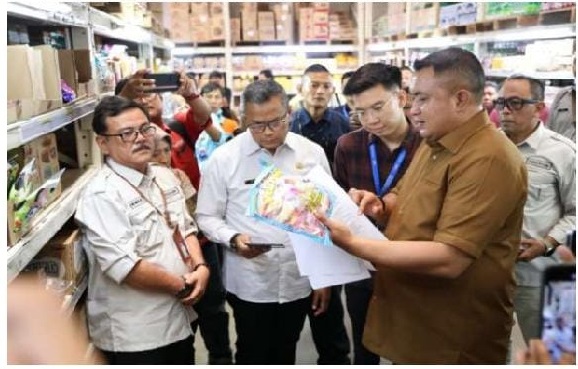 Bupati Bogor Sidak Dua Supermarket Besar, Pastikan Tidak Ada Produk Mengandung Babi