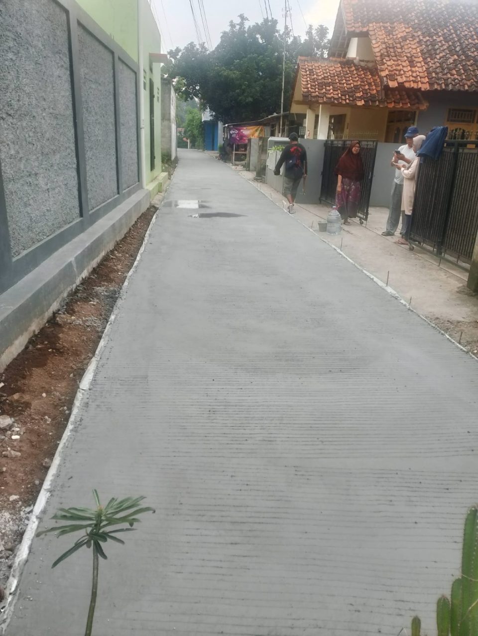 Pembangunan  Betonisasi Jalan Lingkungan di RT 004 RW 005 Kelurahan Ciriung 