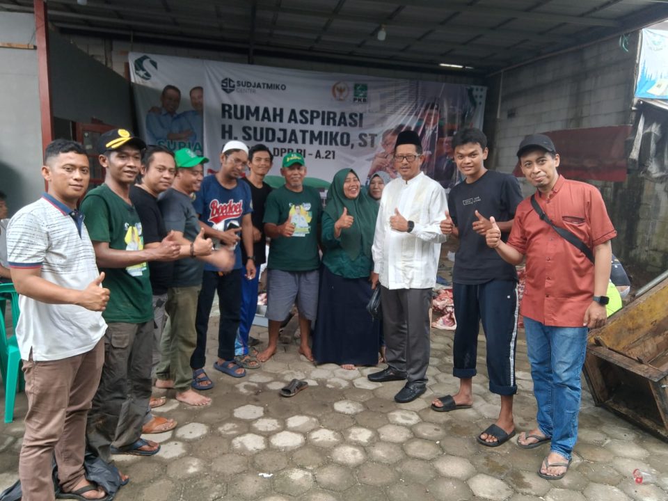 Anggota DPR RI Sudjatmiko Kurban 3 Sapi dan 3 Kambing
