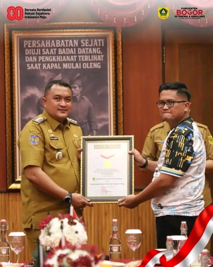 Bupati Bogor Bangga FPTI Torehkan Rekor MURI Lewat Pengibaran Bendera Raksasa di Tebing Lidah Jegger