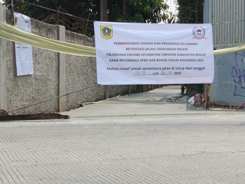 Betonisasi di Lingkungan di RW 10 Kelurahan Ciriung Berjalan Lancar