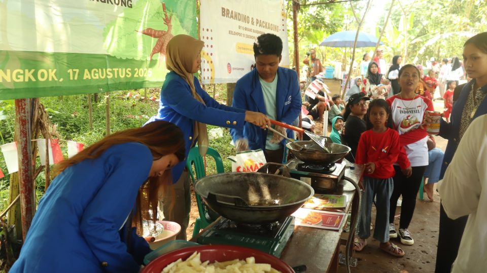 Mahasiswa Universitas Pertamina Adakan Pelatihan Olahan Singkong Di Desa Barengkok, Kabupaten Bogor