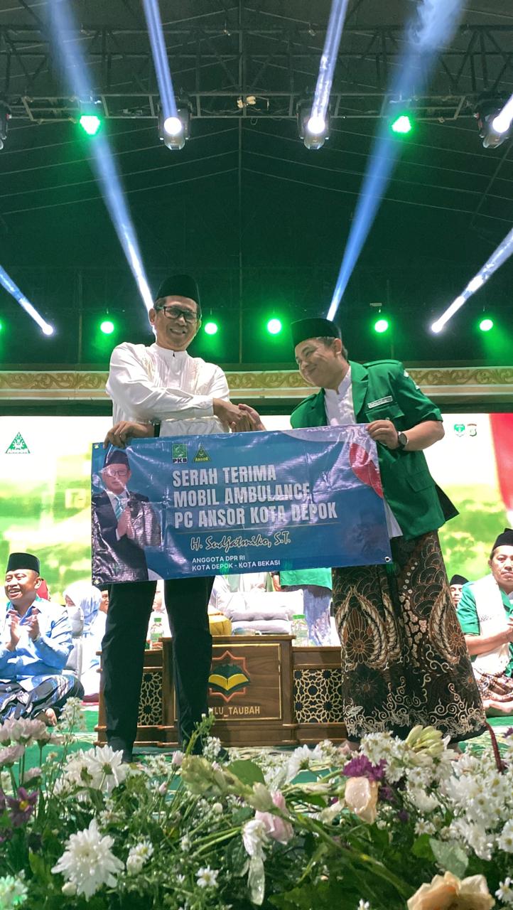 Anggota DPR RI Sudjatmiko Serahkan Mobil Ambulans Siaga Ke GP Ansor Depok