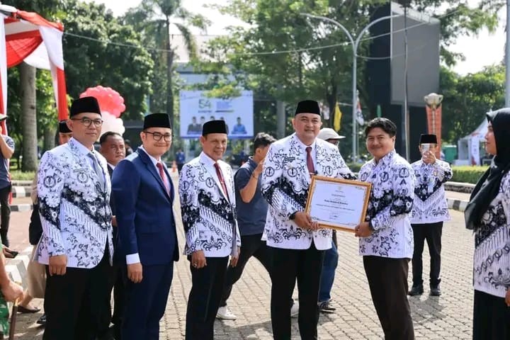 Hari Guru Nasional, Bupati Bogor Rudy Susmanto Berikan Penghargaan kepada Insan Pendidikan Atas Dedikasinya 