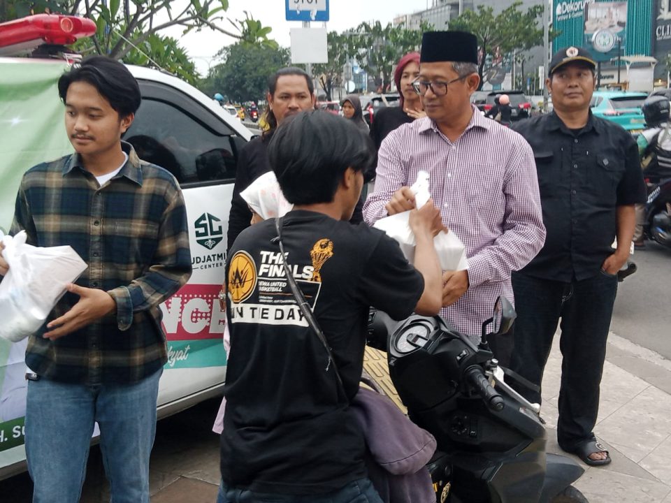 Sudjatmiko Bagi-bagi Takjil Ramadhan di Margonda, Kota Depok