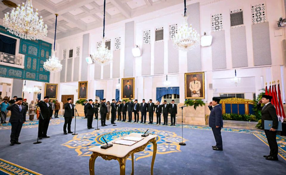 Presiden Melantik Hanif Faisol Nurofiq Sebagai Wakil Menteri Koordinator Bidang Pangan dan Mohammad Jumhur Hidayat Sebagai Menteri Lingkungan Hidup